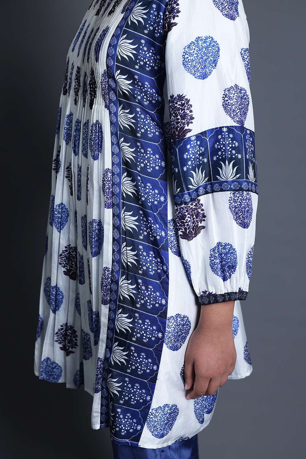Neeli Buti Print twinning set for Mom + Daughter image 9
