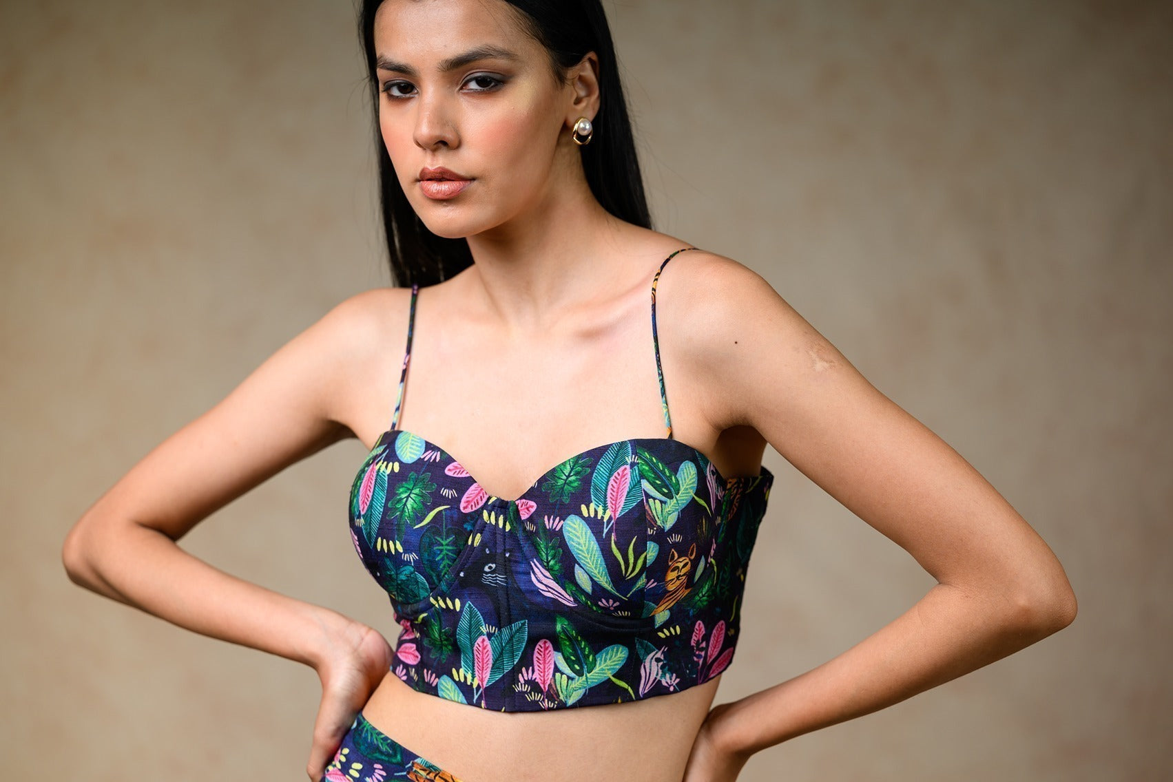 Bustier With Sharara And Feather Cape image 9