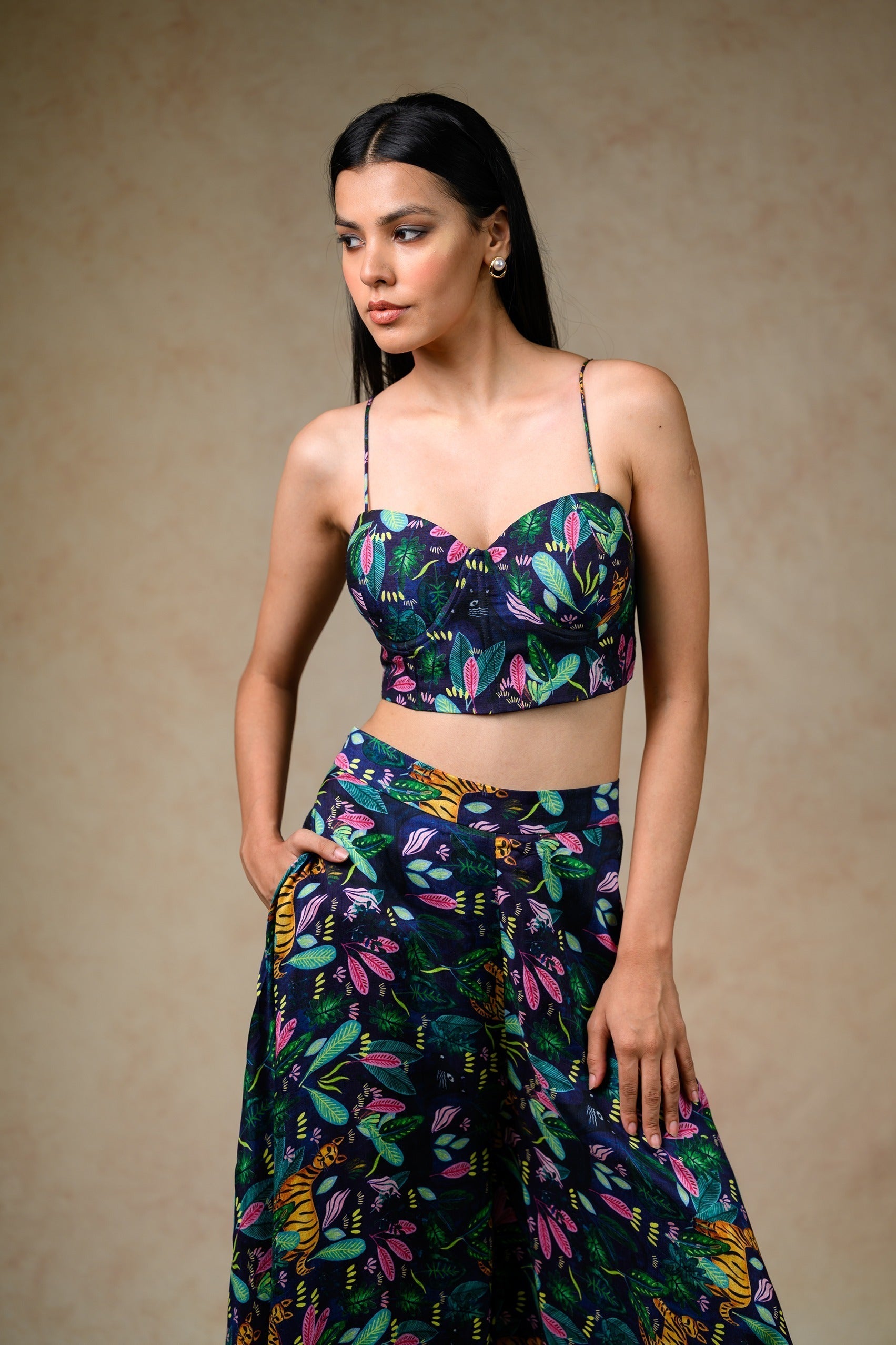 Bustier With Sharara And Feather Cape image 8