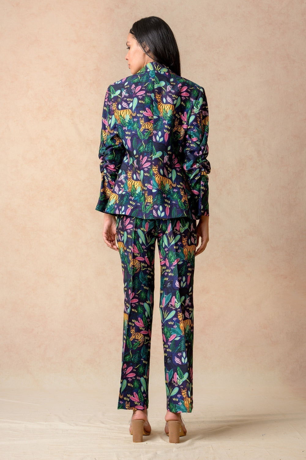 Coat With Crop Top And Pants image 5