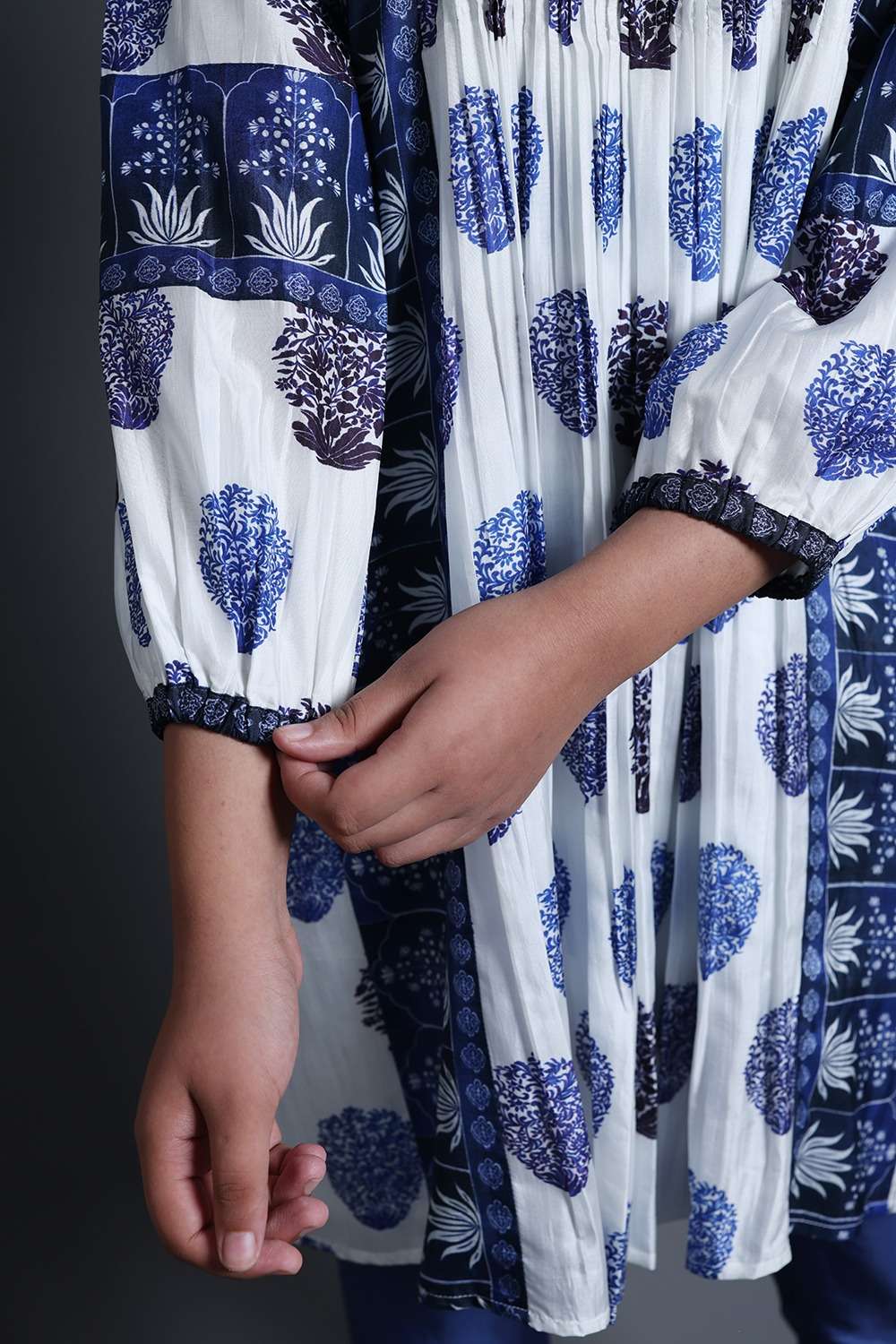 Neeli Buti Print twinning set for Mom + Daughter image 8