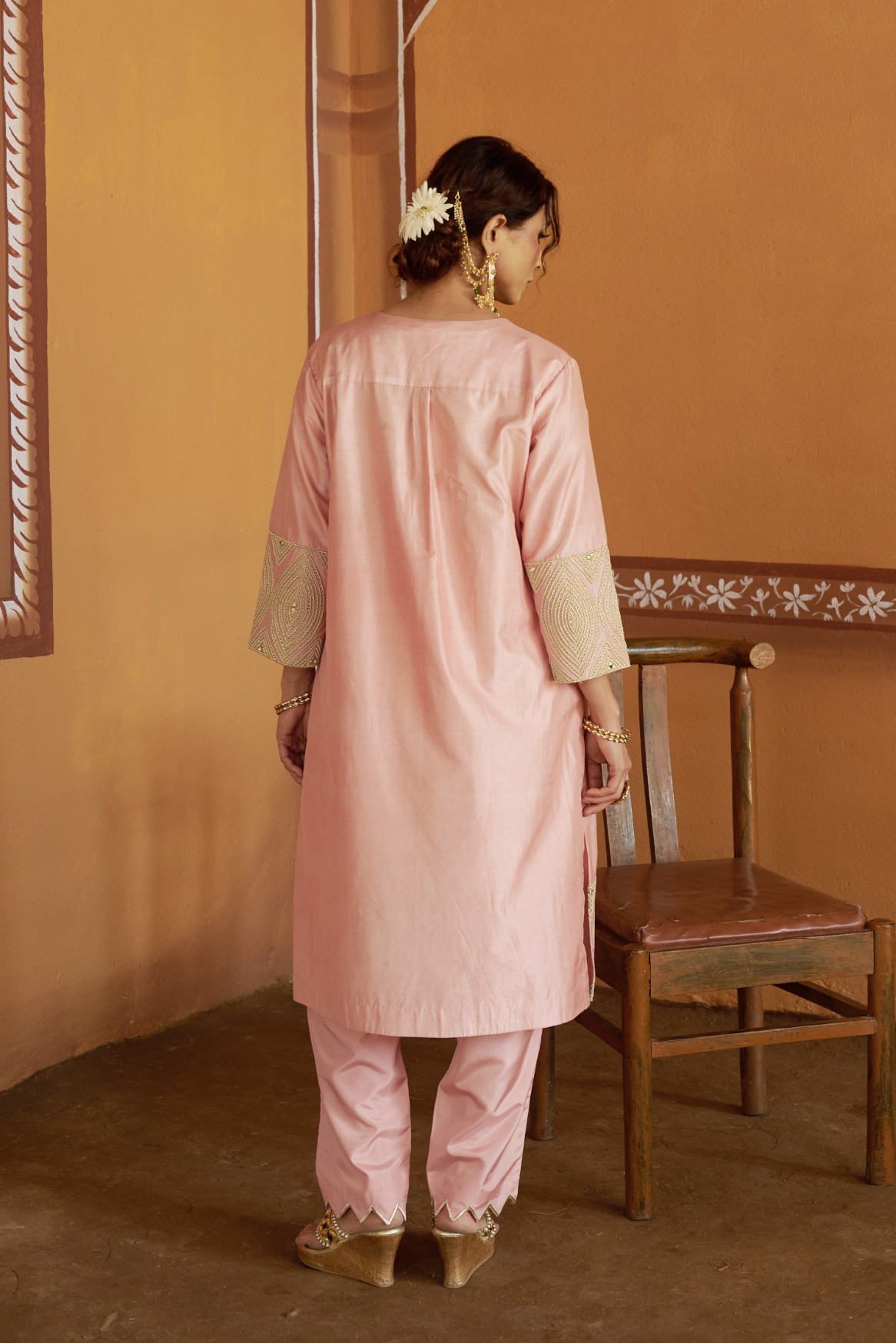 Delicate powder pink jari and mirror work kurta set - Image 9